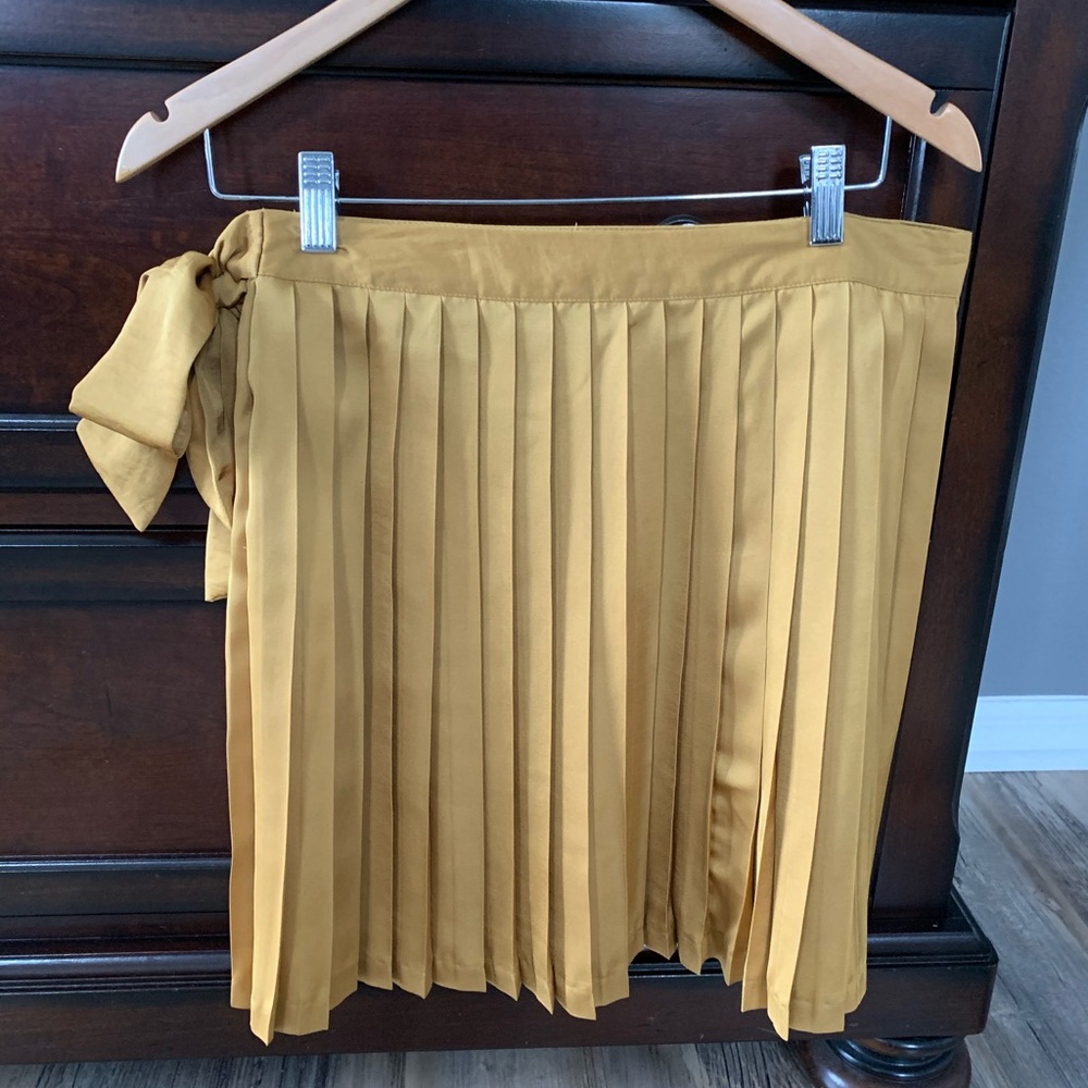 Women’s accordion pleat skirt